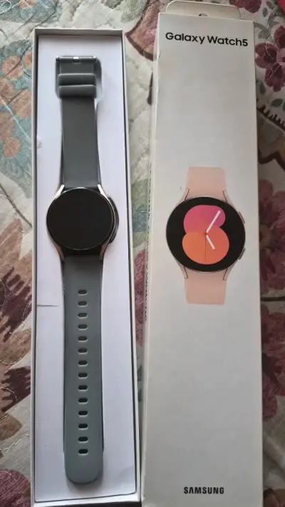 Samsung Galaxy Watch5 con correa gris - miniatura 1