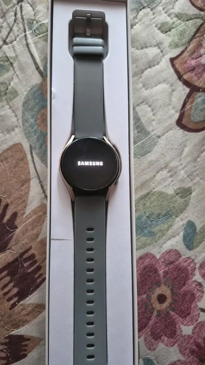 Samsung Galaxy Watch5 con correa gris - 2