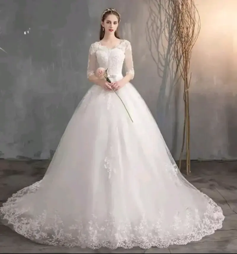Vestido de Novia Blanco con Encaje y Cola Larga - 1