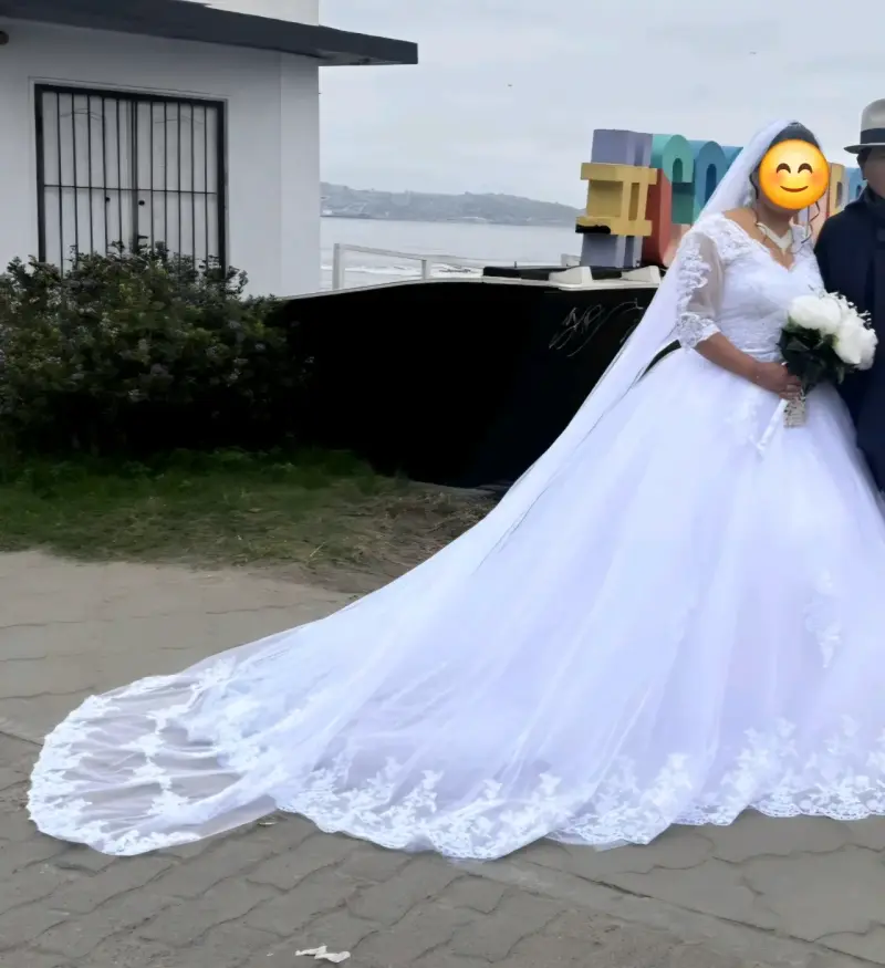 Vestido de Novia Blanco con Encaje y Cola Larga - 3