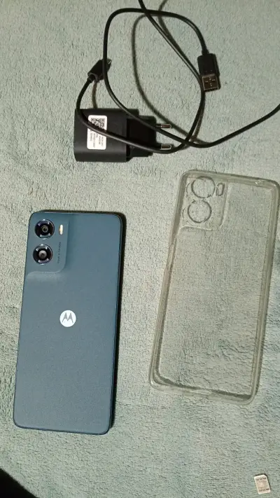 Smartphone Motorola con funda y cargador - miniatura 1