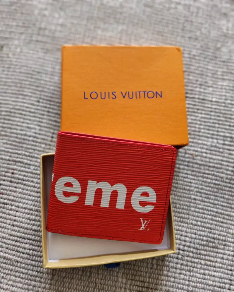 Billetera Louis Vuitton x Supreme roja de cuero - 1