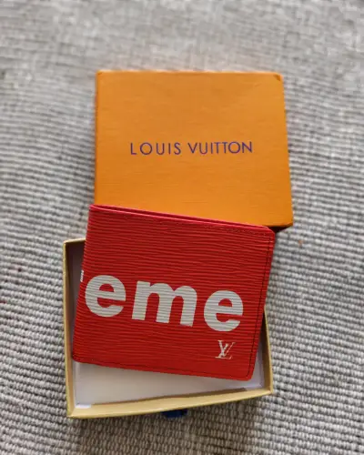 Billetera Louis Vuitton x Supreme roja de cuero - miniatura 1