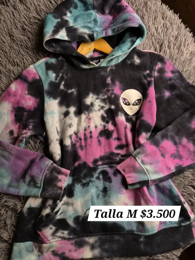 Polerón tie-dye con capucha y diseño de alien