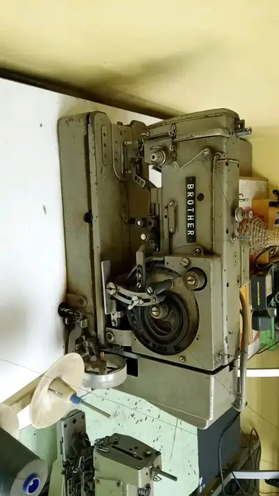 Máquina Ojaladora Industrial Brother - miniatura 1