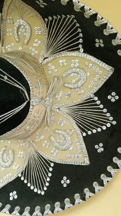 Sombrero charro mexicano negro con bordados plateados - miniatura 4