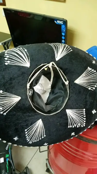 Sombrero charro mexicano negro con bordados plateados - miniatura 5