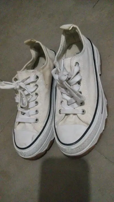 Zapatillas blancas de lona un poco alta - miniatura 1