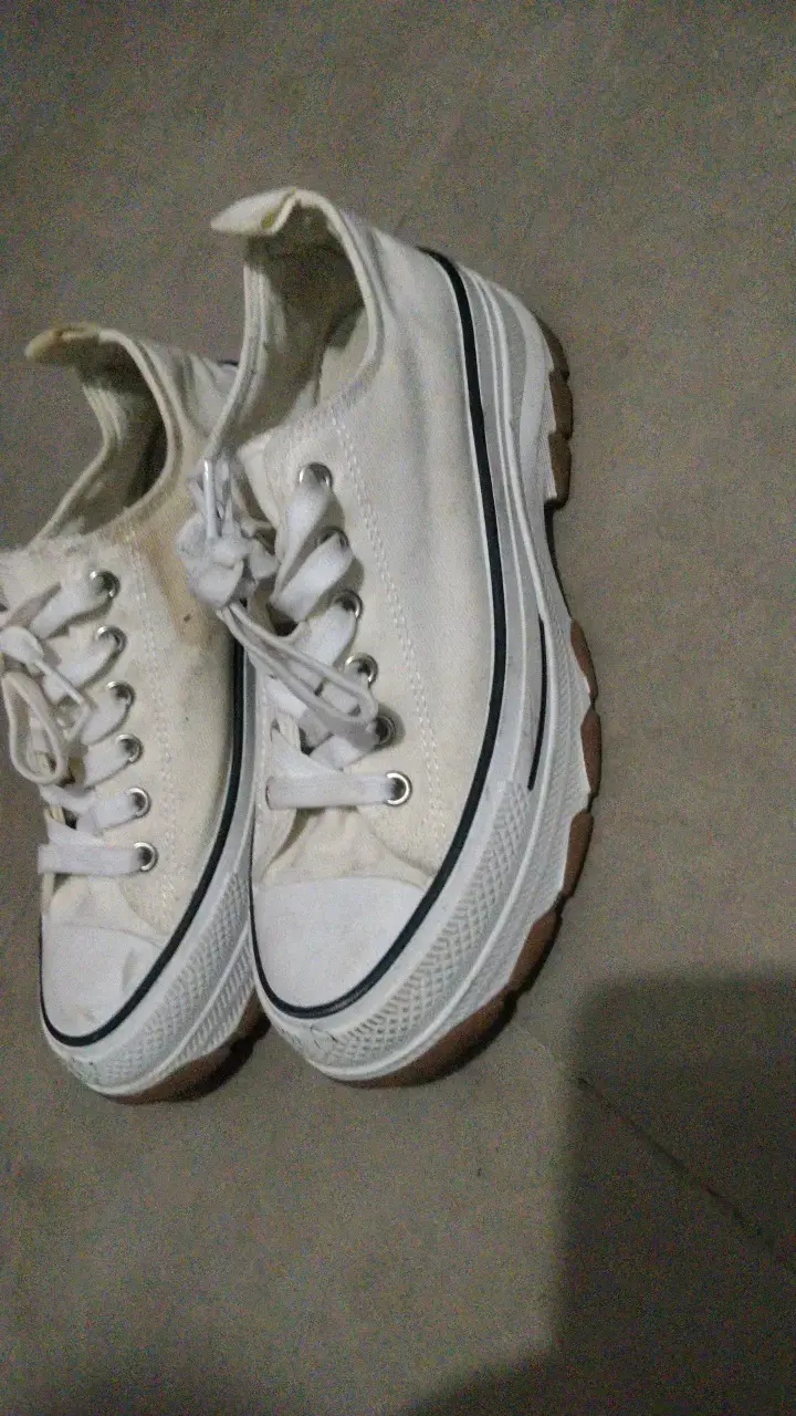 Zapatillas blancas de lona un poco alta - 2