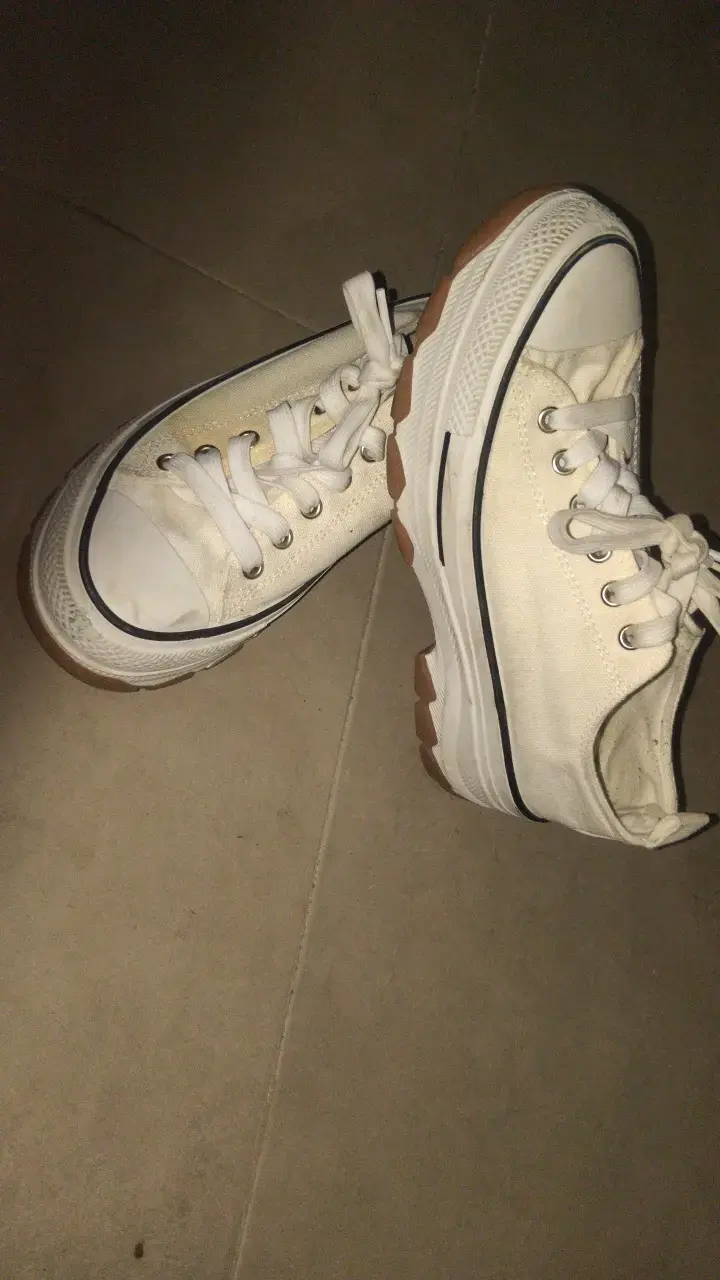 Zapatillas blancas de lona un poco alta - 3