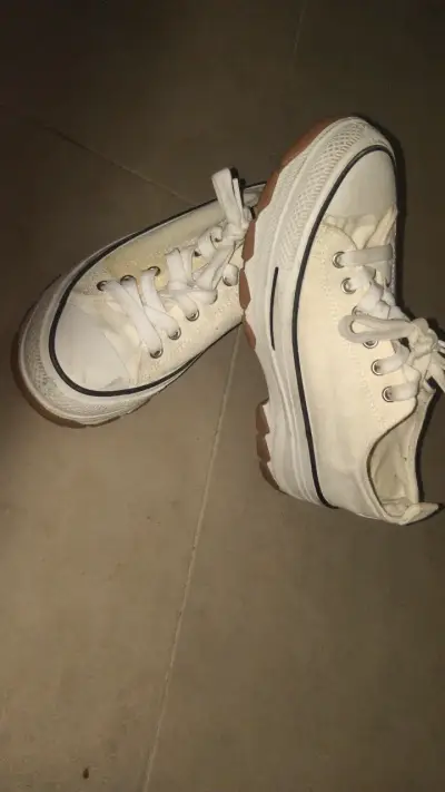 Zapatillas blancas de lona un poco alta - miniatura 3