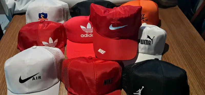 Gorras deportivas de marcas variadas