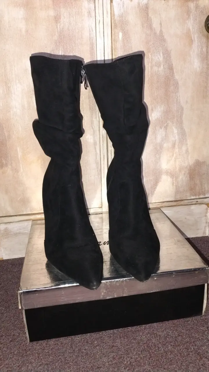 Botas negras de gamuza con tacón alto