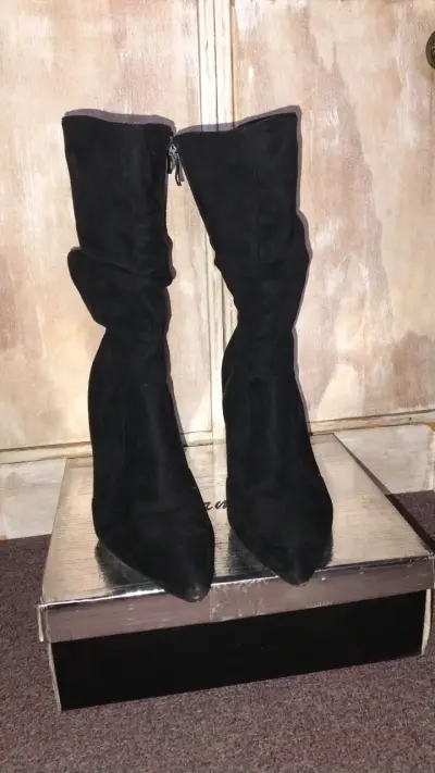 Botas negras de gamuza con tacón alto - miniatura 1