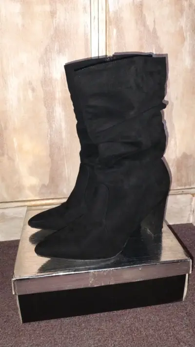 Botas negras de gamuza con tacón alto - miniatura 3