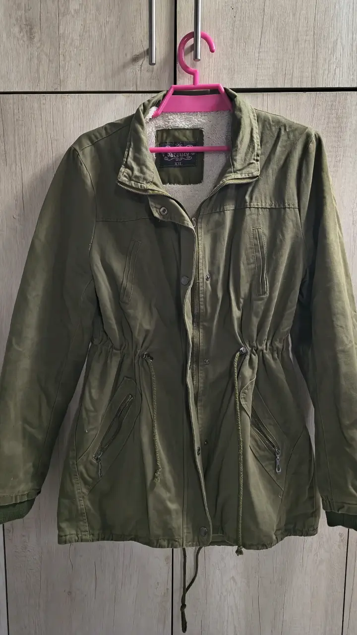 Parka verde militar con forro de lana