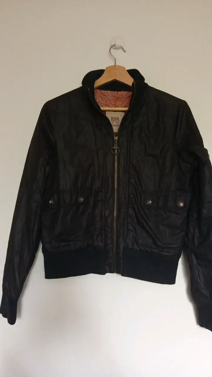 Chaqueta negra Kosiuko.