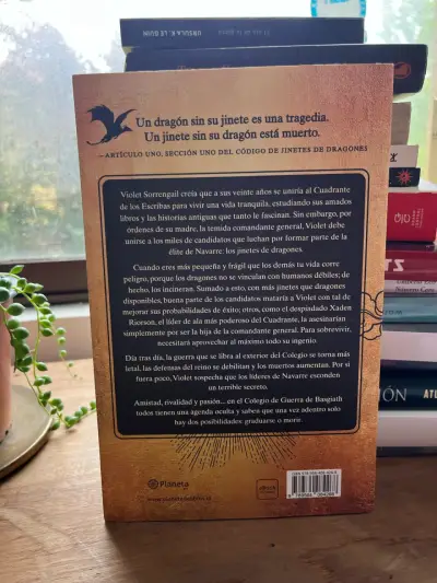 Libro 'Alas de Sangre' de Rebecca Yarros - miniatura 2