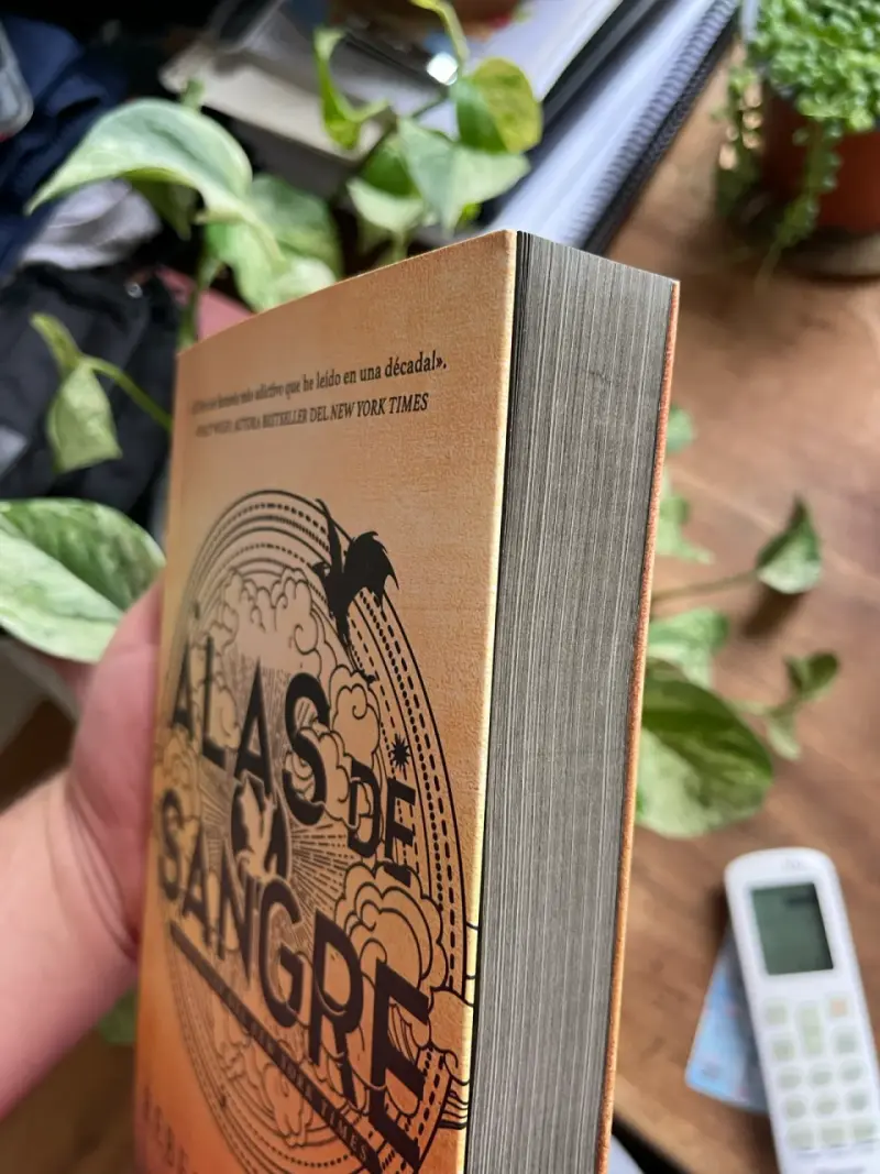 Libro 'Alas de Sangre' de Rebecca Yarros - 3