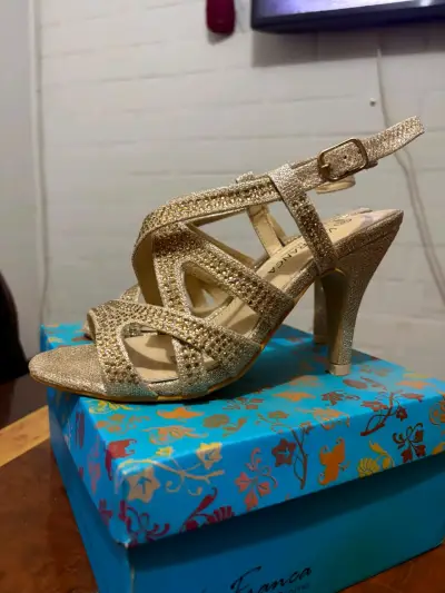 Sandalias doradas de tacón alto con brillantes - miniatura 1