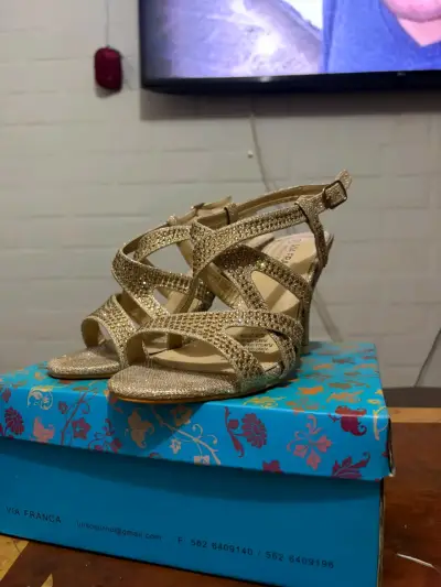 Sandalias doradas de tacón alto con brillantes - miniatura 2
