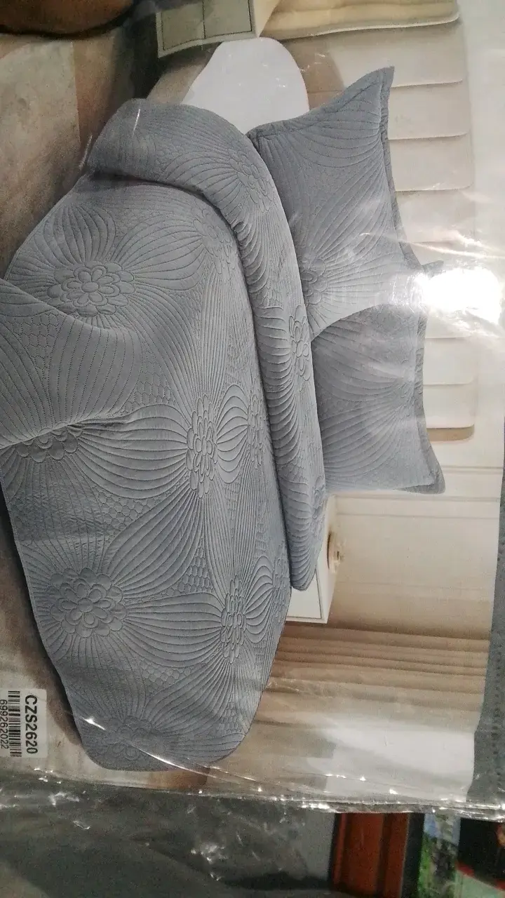 Cubrecama gris con diseño floral