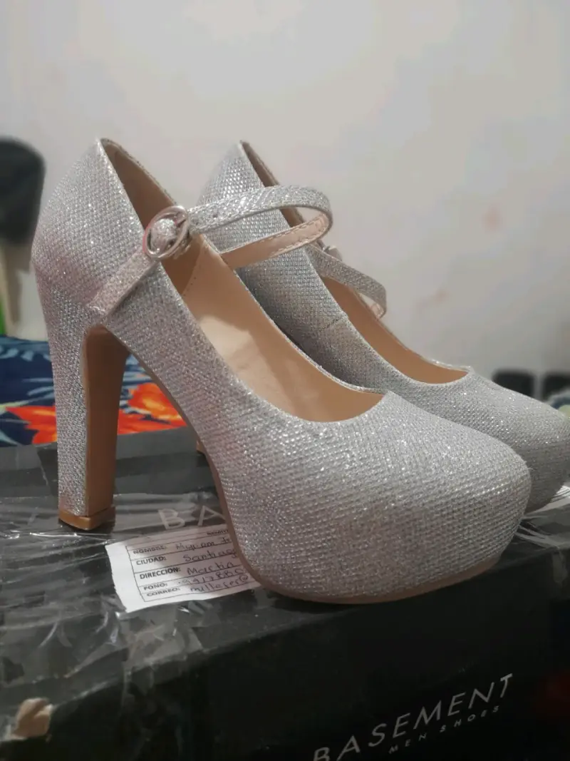 Zapatos de tacón alto plateados brillantes