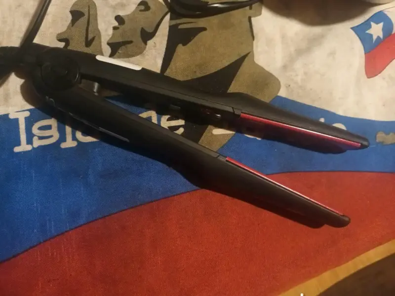 Plancha de Pelo Negra y Roja en Buen Estado - 2