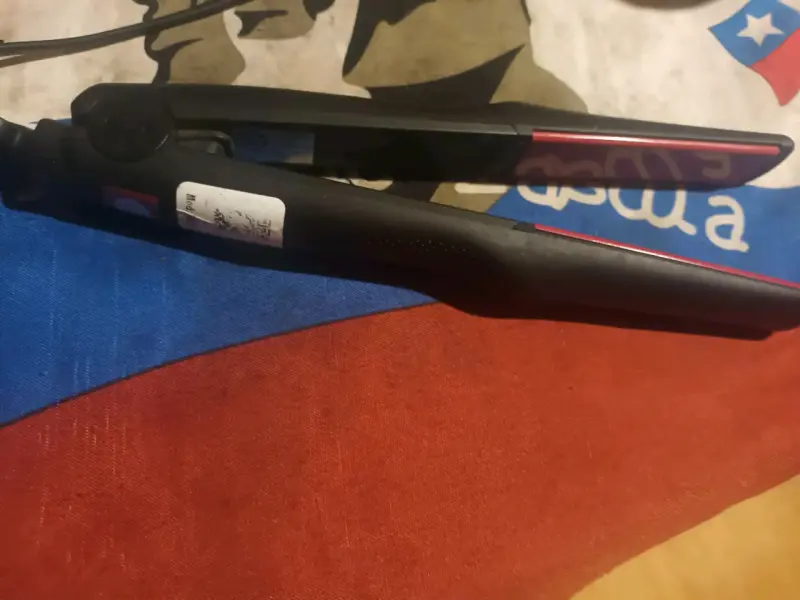 Plancha de Pelo Negra y Roja en Buen Estado - 3
