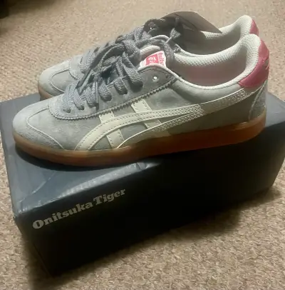 Zapatillas Onitsuka Tiger gris con detalles rojos - miniatura 1