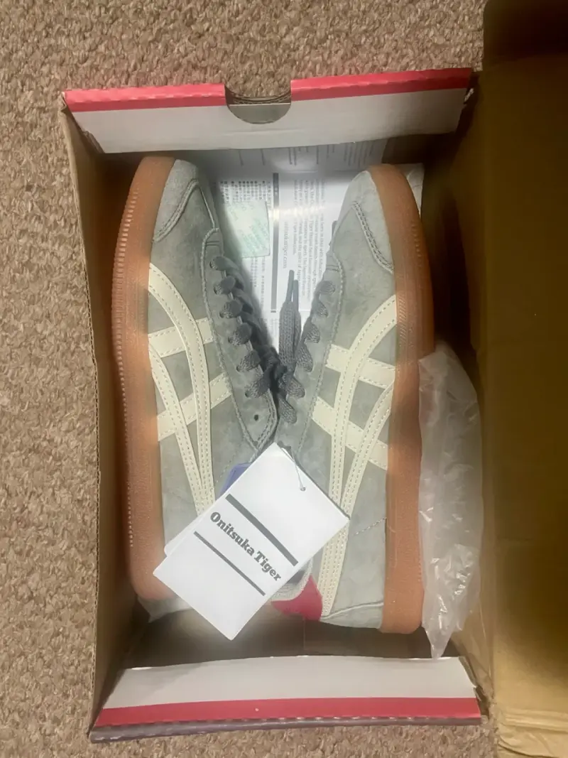Zapatillas Onitsuka Tiger gris con detalles rojos - 2