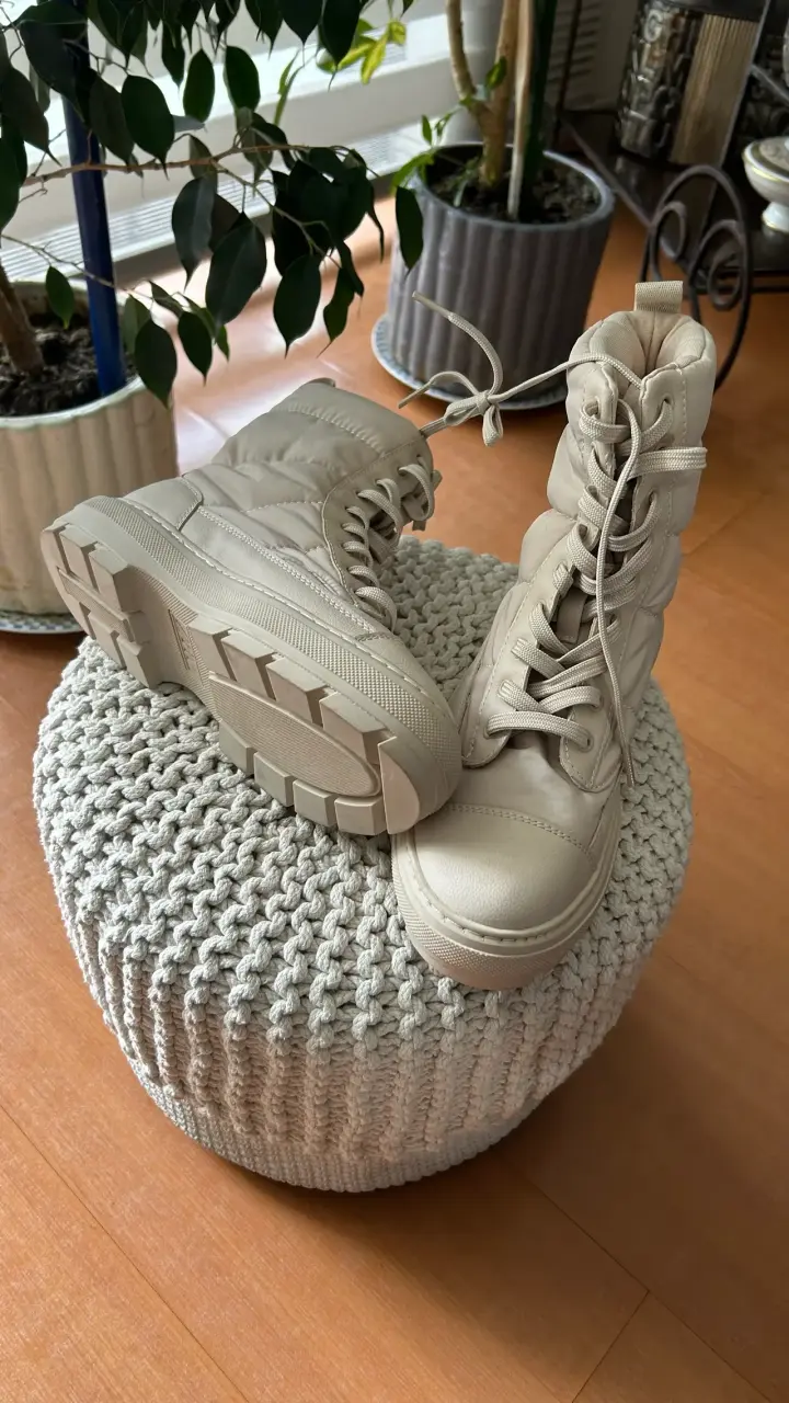 Botas beige de invierno con plataforma