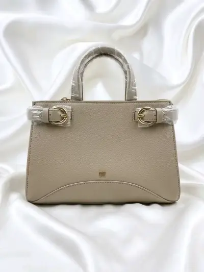 Elegante cartera beige con detalles dorados - miniatura 1