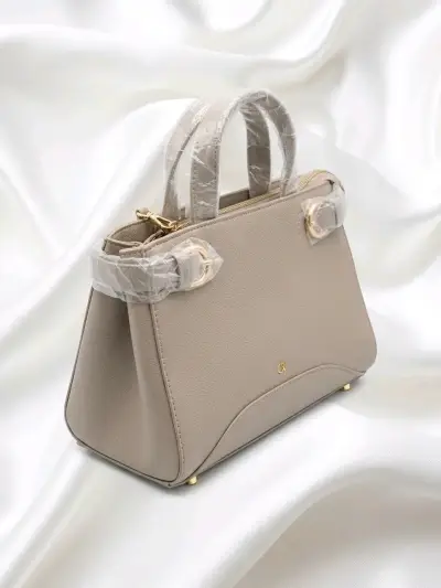 Elegante cartera beige con detalles dorados - miniatura 2