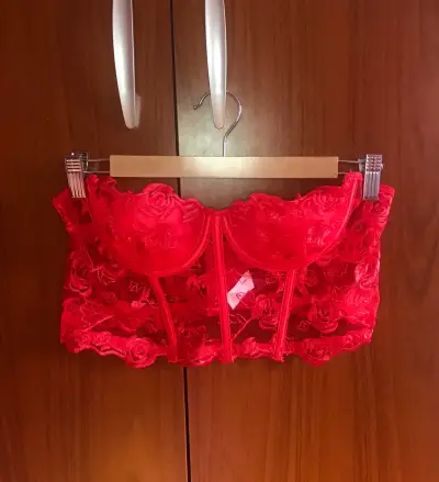 Corset top rojo de encaje floral - miniatura 3