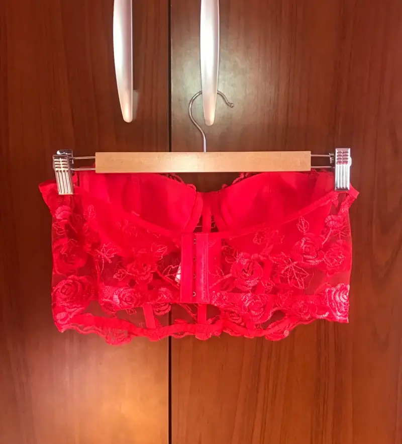 Corset top rojo de encaje floral - 4