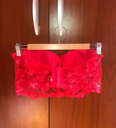 Corset top rojo de encaje floral - miniatura 4