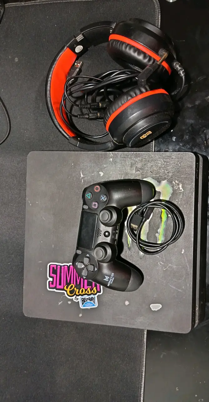 Consola PS4 con control monster games y audífono - 1