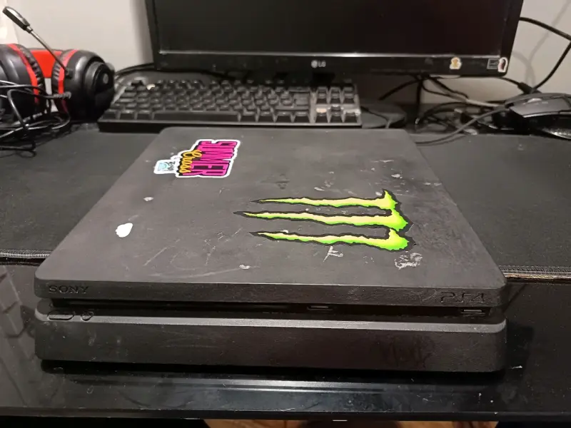Consola PS4 con control monster games y audífono - 2