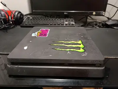 Consola PS4 con control monster games y audífono - miniatura 2