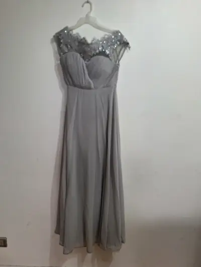 Vestido largo gris con encaje y lentejuelas - miniatura 1