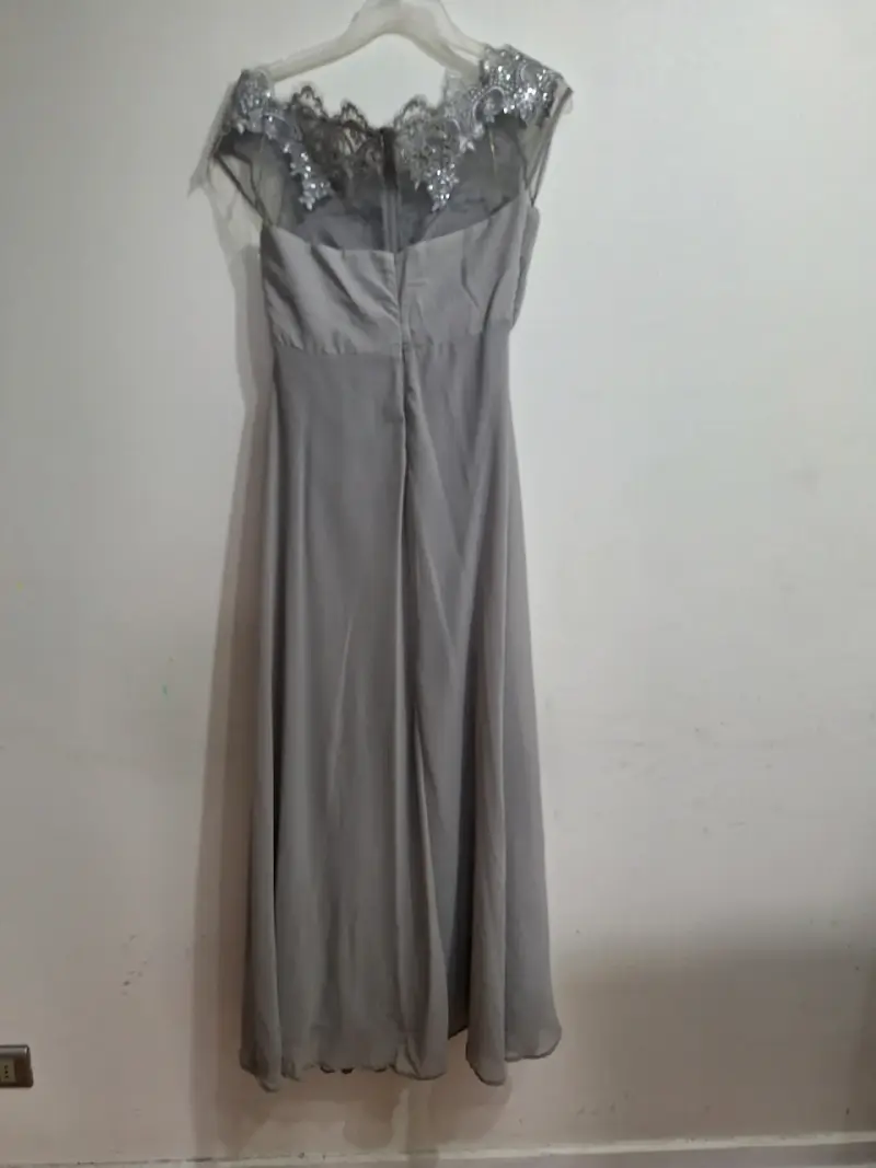 Vestido largo gris con encaje y lentejuelas - 2
