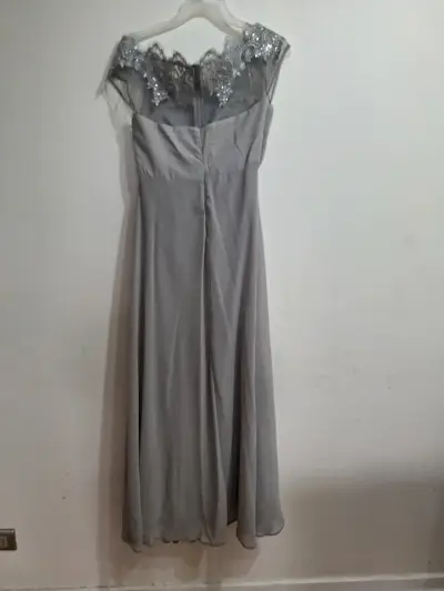 Vestido largo gris con encaje y lentejuelas - miniatura 2