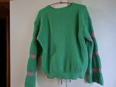 Suéter verde con corazones rosados para mujer - miniatura 1