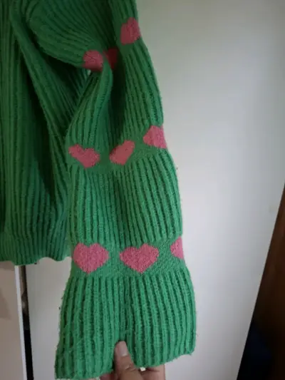 Suéter verde con corazones rosados para mujer - miniatura 2