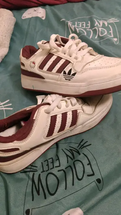 Zapatillas deportivas blancas con detalles burdeos - miniatura 1
