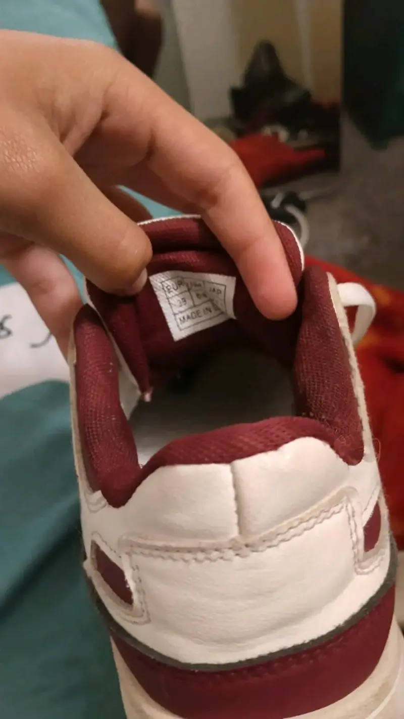 Zapatillas deportivas blancas con detalles burdeos - 2