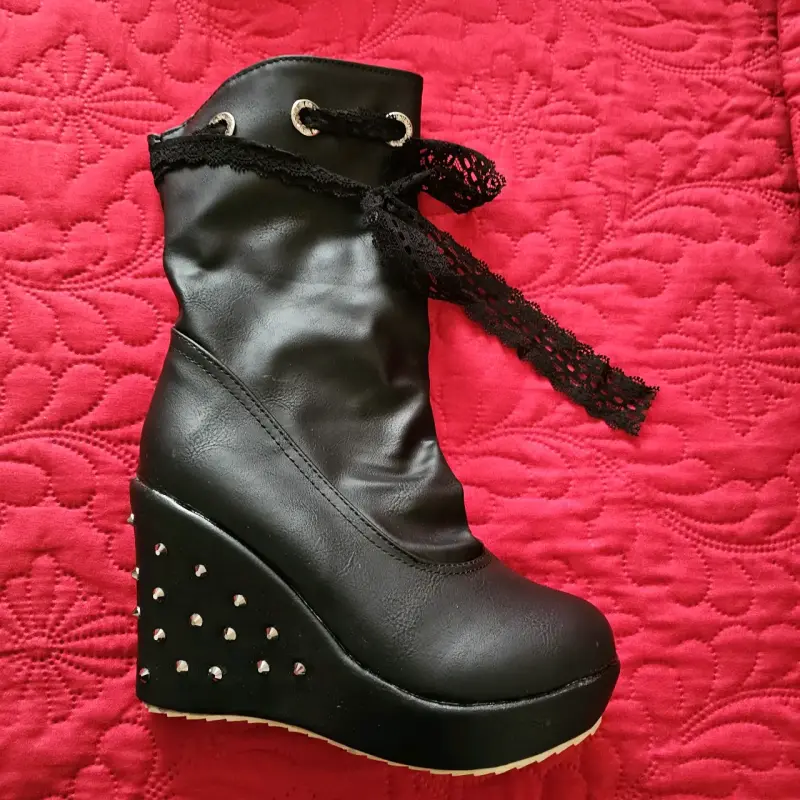 Botas negras con plataforma y tachas - 6