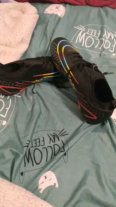 Zapatillas deportivas negras con diseño colorido - miniatura 1