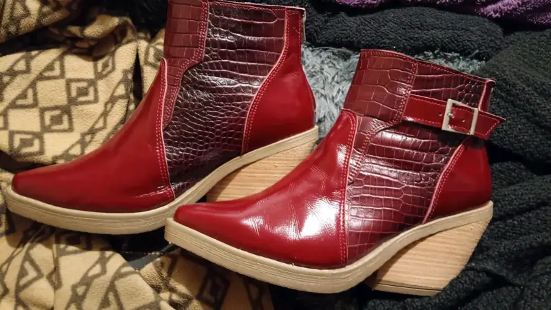 Botines de cuero rojos con diseño de cocodrilo